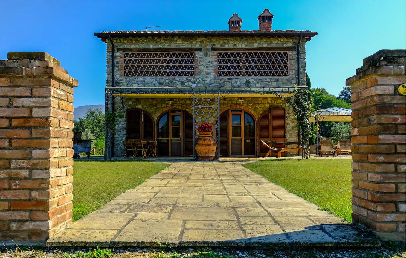 Charming Apartment with Pool and Terrace, 2km from Leccio in Reggello, Valdarno