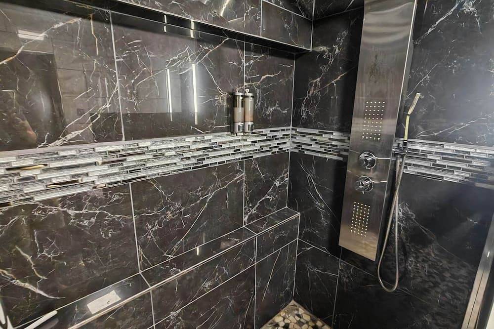 Ganze Wohnung, L'escale du Donon - Black apartment - Lovers' night with jacuzzi in Michelbrunn, Niederrhein Elsass