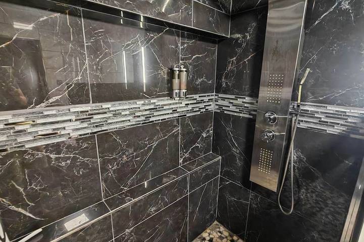 Ganze Wohnung, L'escale du Donon - Black apartment - Lovers' night with jacuzzi in Michelbrunn, Niederrhein Elsass