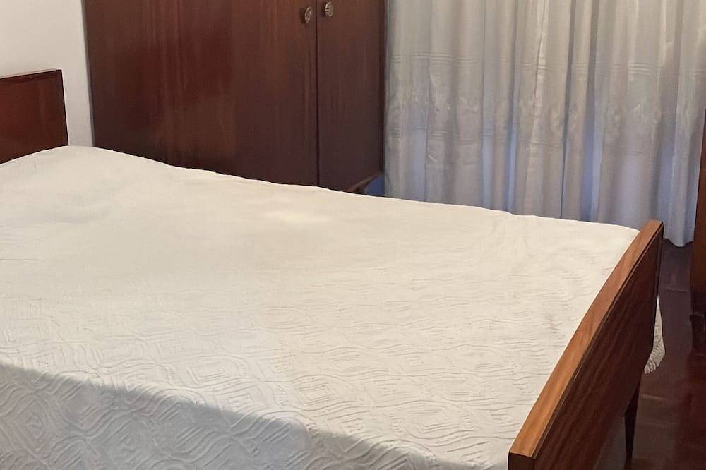 Entire apartment, Comfortable Bedroom at Bairro dos Capuchos in Leiria, Pousos, Barreira e Cortes, Leiria