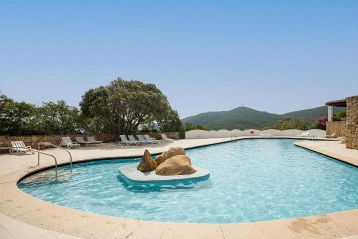 Gîte pour 3 personnes, avec piscine ainsi que jardin et vue, animaux acceptés dans Sole Ruiu - 2