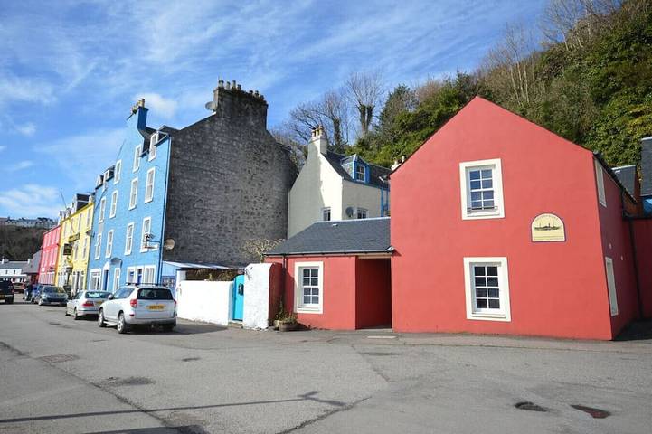 Ganze Wohnung, Buzzard Apartment located on Tobermory High Street in Tobermory, Argyll & Bute