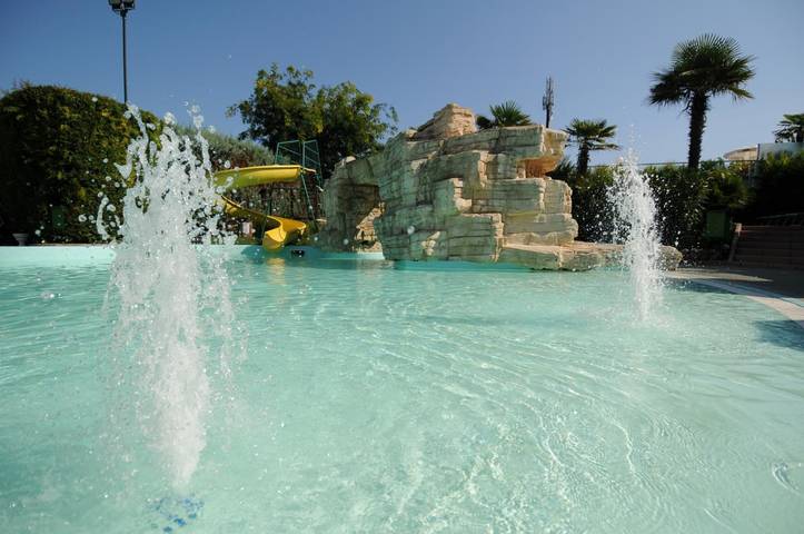Ferienhaus für 6 Personen, mit Whirlpool und Terrasse sowie Kinderpool und Pool in Riccione