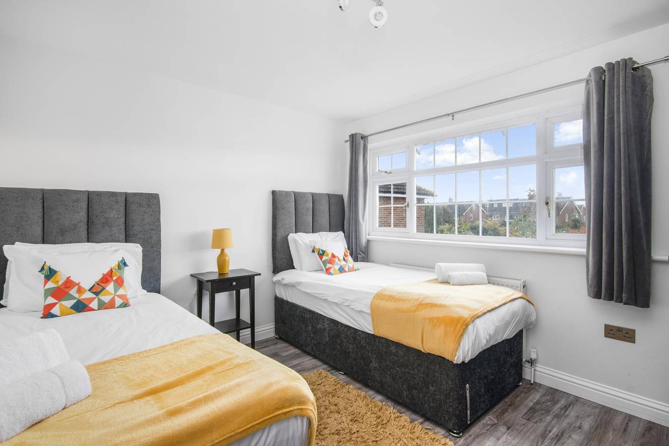 3 Bed House - Sleeps 5 - Garden - Parking in Gravesend, Kent