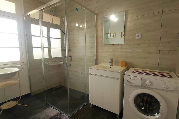 Charming three bedroom cottage with a pretty garden and free private parking in Estreito da Calheta, Île de Madère
