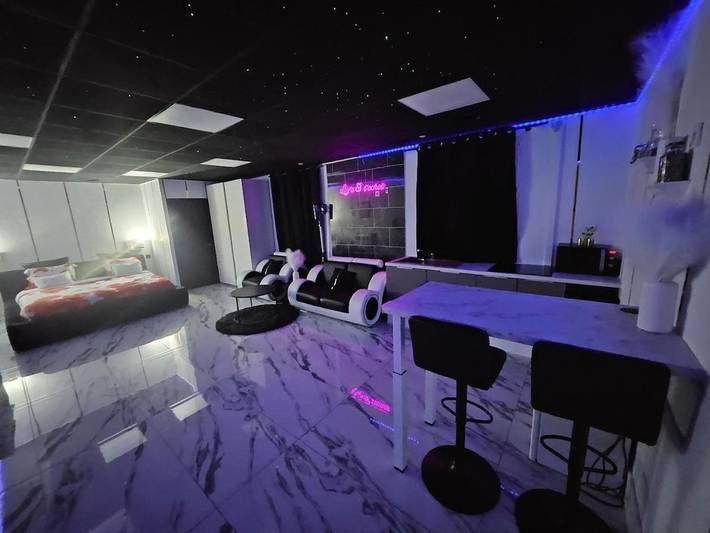 Gîte pour 2 personnes, avec terrasse ainsi que jacuzzi et piscine à Feyzin