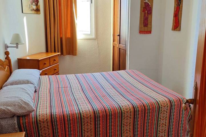 Apartamento entero, Apartamento de dos habitaciones en primera línea de mar, con piscina, parking, wifi y TV. 50 mts. De las playas. in Los Cristianos, Arona 