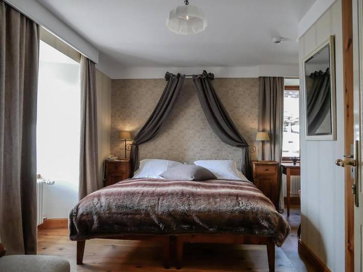 Hôtel pour 4 personnes, avec piscine et jacuzzi ainsi que jardin et sauna, animaux acceptés