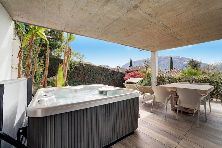 Gîte pour 4 personnes, avec jacuzzi et jardin à Scena
