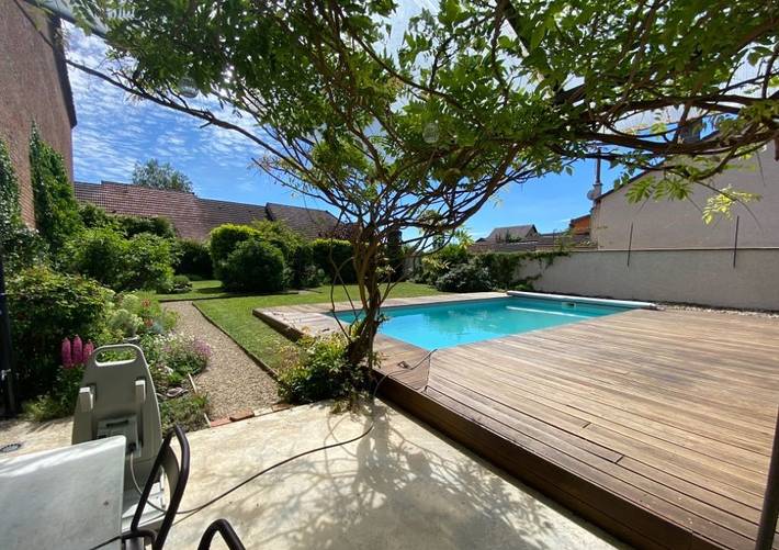 Gîte pour 8 personnes, avec Terrasse ainsi que Jardin et Piscine