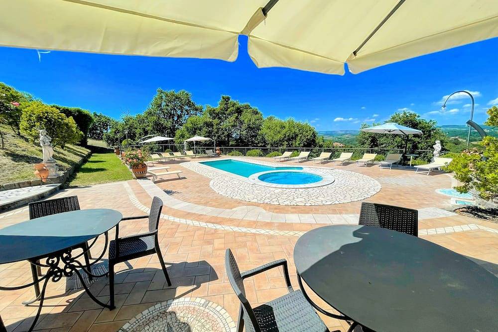 Piscina y jacuzzi - Encantadora villa en Umbria - capacidad para 24 personas in Montefiascone, Provincia de Viterbo