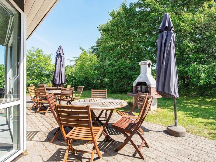 Ferienhaus für 12 Personen, mit Terrasse und Kinderpool sowie Pool und Sauna in Lyngsbæk Strand