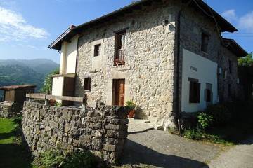 Casa rural para 6 personas, con jardín y balcón en Parres