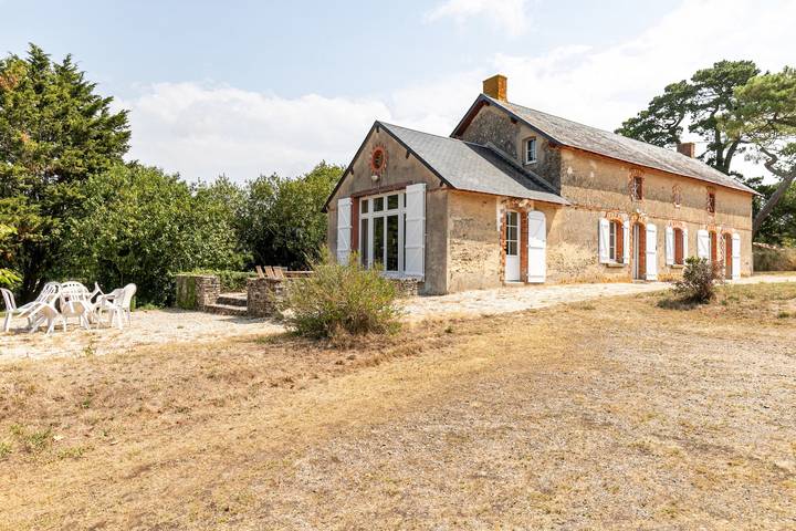 Gîte pour 12 personnes, avec Terrasse et Jardin à Landevieille