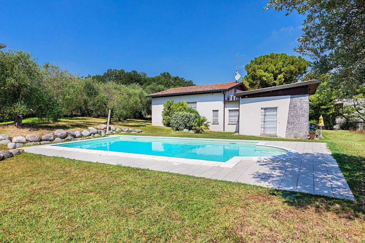 Villa Elisa by Whale Homes in Padenghe sul Garda, Prealpi Gardesane