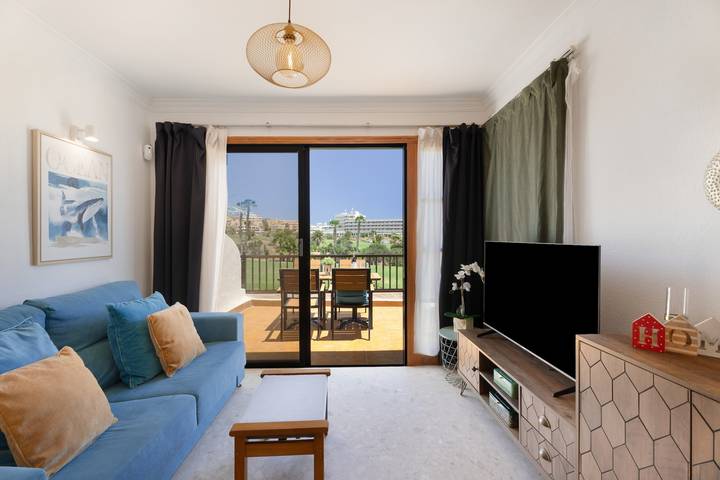 Appartement entier, Vacances 'Atlantic Color Views' avec vue sur la mer, piscine partagée et Wi-Fi in Amarilla Golf, San Miguel de Abona