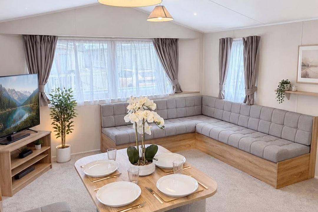 2-Bed Caravan - Sleeps 6 - Pet Friendly - Parking in Chapel St. Leonards, Lincolnshire