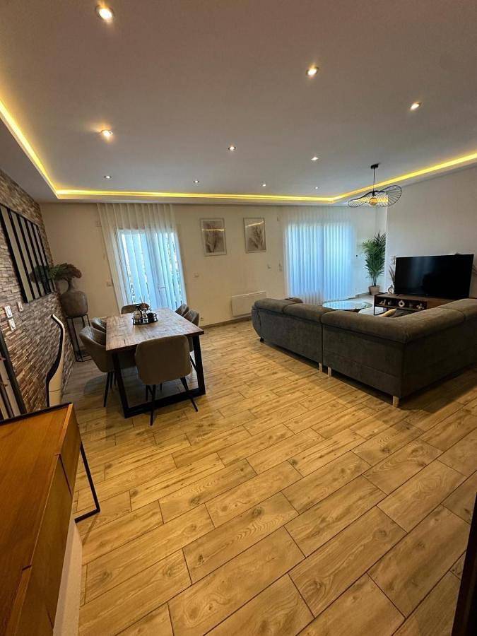 Gîte pour 5 personnes, avec vue ainsi que jardin et terrasse, animaux acceptés à Tresserve - 3