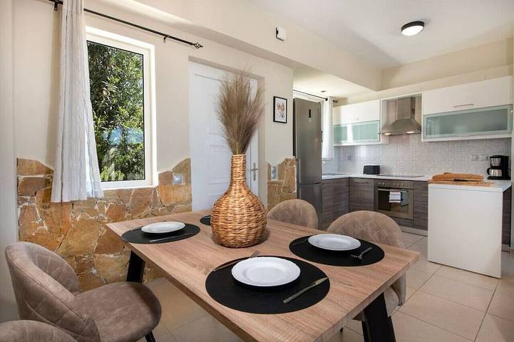 Ferienwohnung für 5 Personen, mit Garten und Balkon sowie Pool