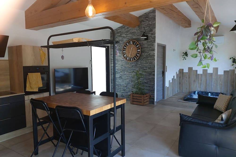 Pool House Avec Piscine et Spa Privés,à 20 km D'avignon, 5 min du Parc Spirou in Carpentras, Vaucluse