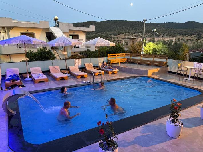 Villa per 2 persone, con panorama e piscina nonché balcone in Albania