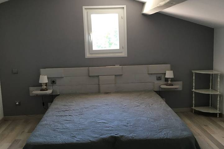 Gîte pour 4 personnes, avec jacuzzi et terrasse ainsi que piscine et jardin à Arles - 3