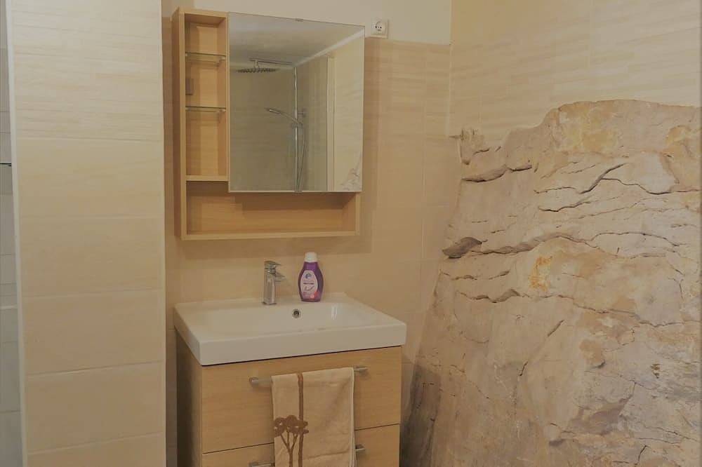 Entire apartment, Bas de villa near Calanques de Cassis in quiet subdivision in Carnoux-en-Provence, Marseille region