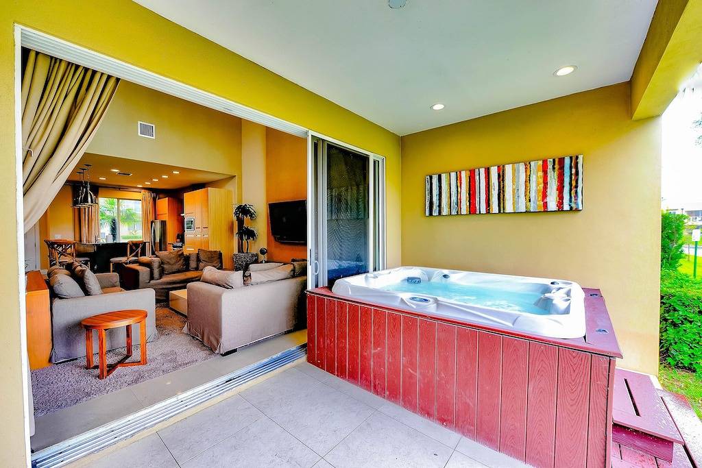 Beautiful Townhome Overlooking The Lake And The Pool in Disney World