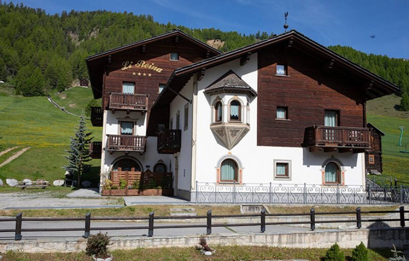 Appartement entier, Appartement de vacances "Casa Li Roina n 44" avec vue sur les montagnes, jardin partagé et Wi-Fi. in Livigno (Town), Livigno