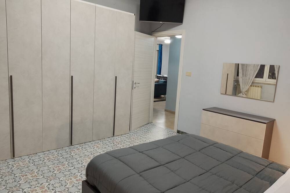 Entire apartment, [Serapo Beach] Penthouse-150sqm with private parking, close to the sea and with a view. in Serapo Beach, Gaeta