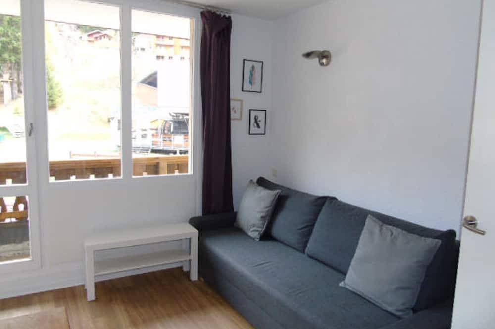 Appartement entier, Charmant studio rénové, proche télécabine, balcon sud, animaux acceptés, draps inclus, casier à ski in Valfréjus, Modane