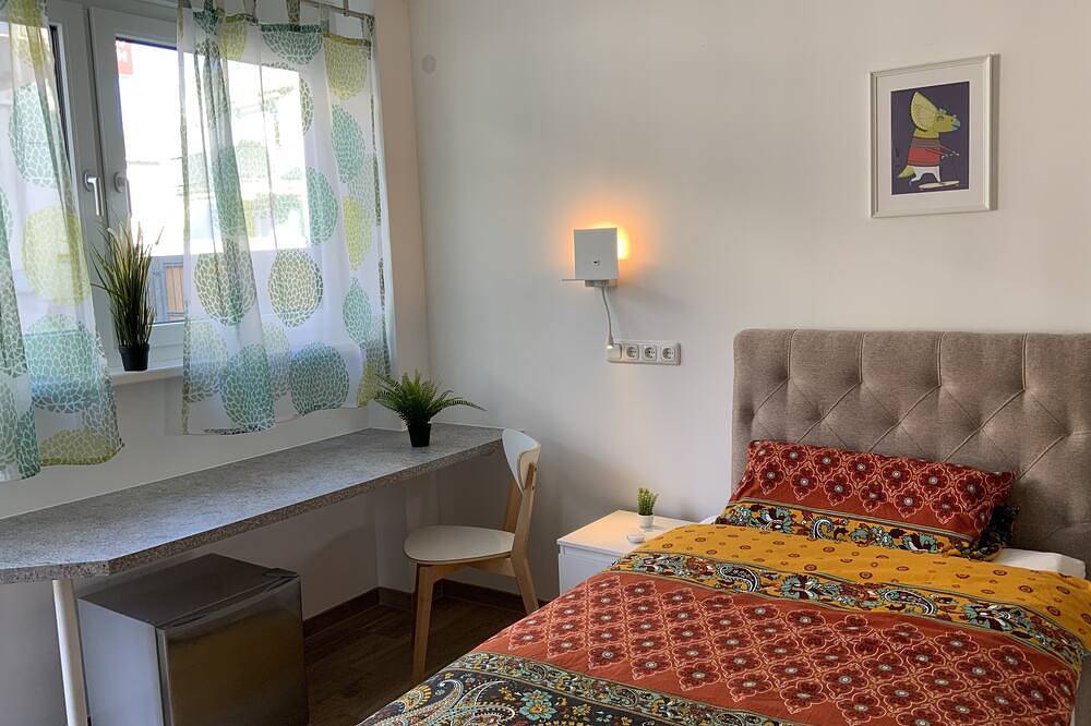 Room for fitters 18sqm two box-spring beds 100x200 and 90x200 in Weiterstadt, Hessen do Sul