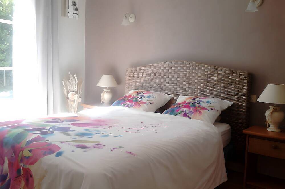 Bed and Breakfast 'Chambre D'hôtes D'Evelyne - Lavande' with Shared Terrace, Shared Garden and Wi-Fi in Pluneret, Côte des Mégalithes