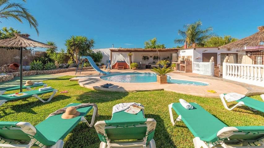 Villa for 7 people, with balcony/terrace and pool as well as hot tub, with pets in Nerja