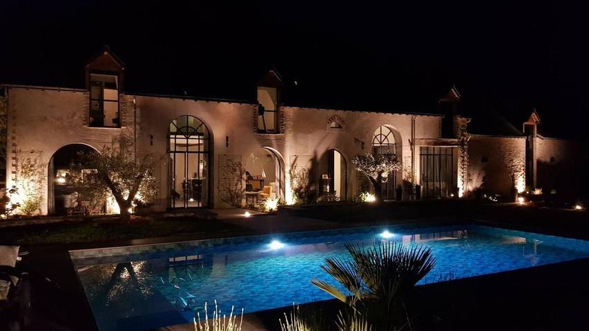 Location de vacances pour 2 personnes, avec vue ainsi que piscine et jardin dans Juvardeil