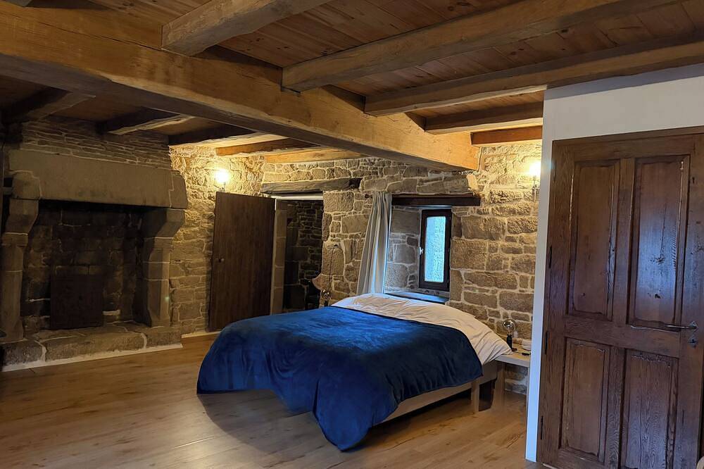 Manoir breton du Xvème siècle - 4 chambres - 3 sdb - Wifi - 8 personnes in Plounérin, Région de Lannion