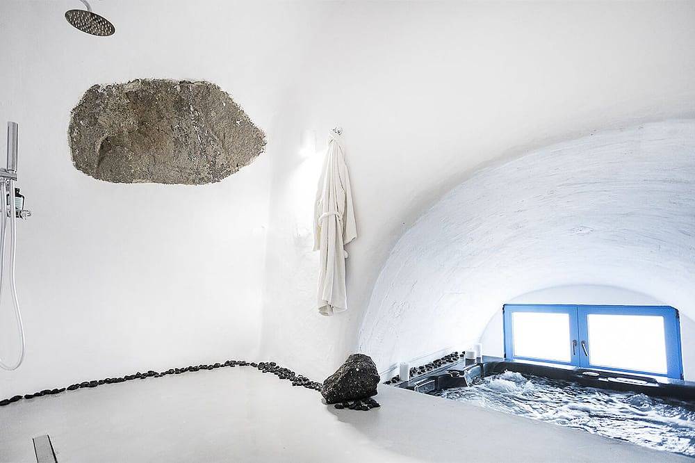 Entire apartment, Anna's Cave suite with Indoor and Outdor  Jacuzzi and Sea view. in Firostefani, Thera