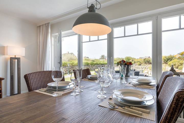 Beste Lage zwischen Dünen und Dorfteich. Tolles Grundstück und viel Platz. in Wenningstedt, Sylt