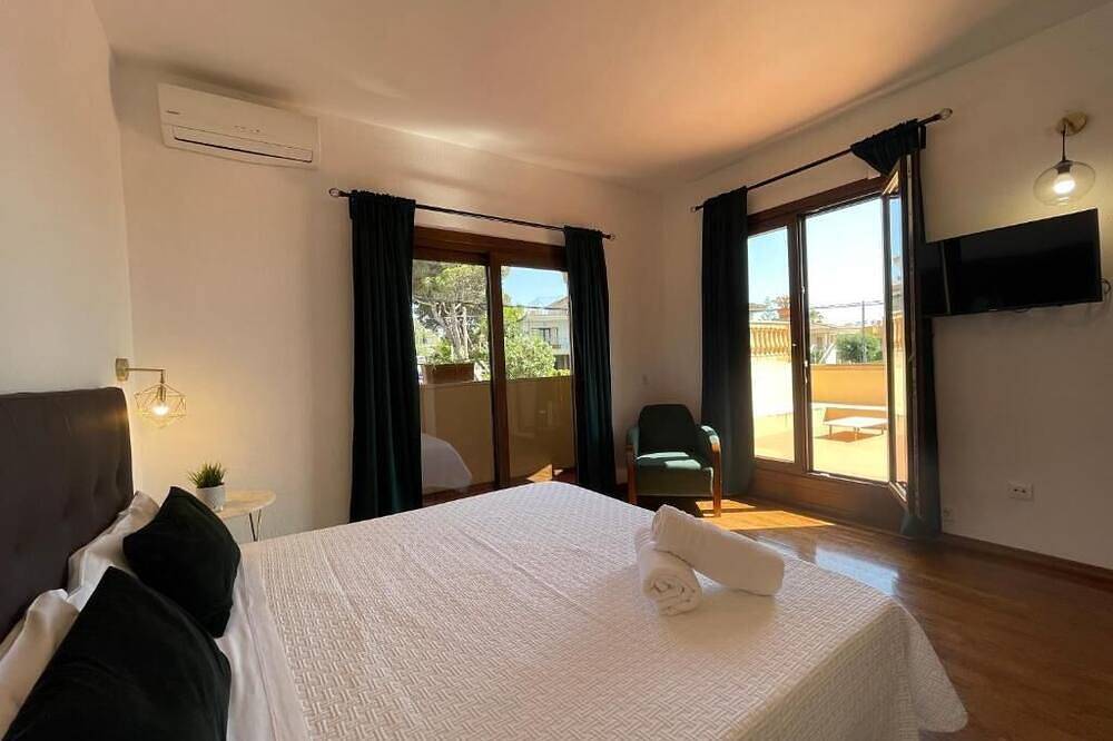 Villa Kamok.   Family villa with oceanfront pool and direct access to the sea in El Arenal, Llucmajor