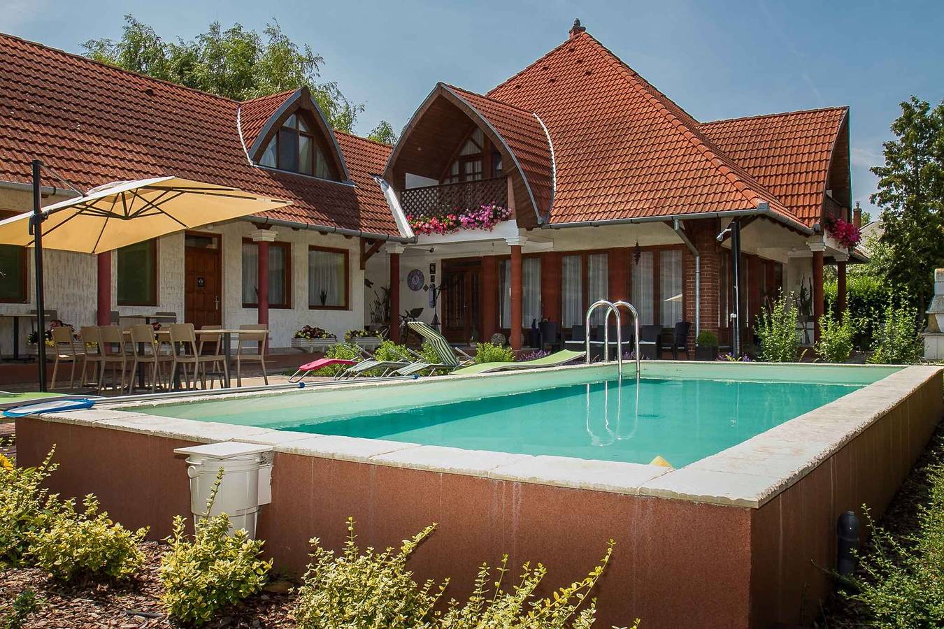 Ganze Ferienwohnung, Ferienwohnung in einem Apartmenthaus mit Pool und Internet  in Balatonkeresztur, Plattensee Südufer