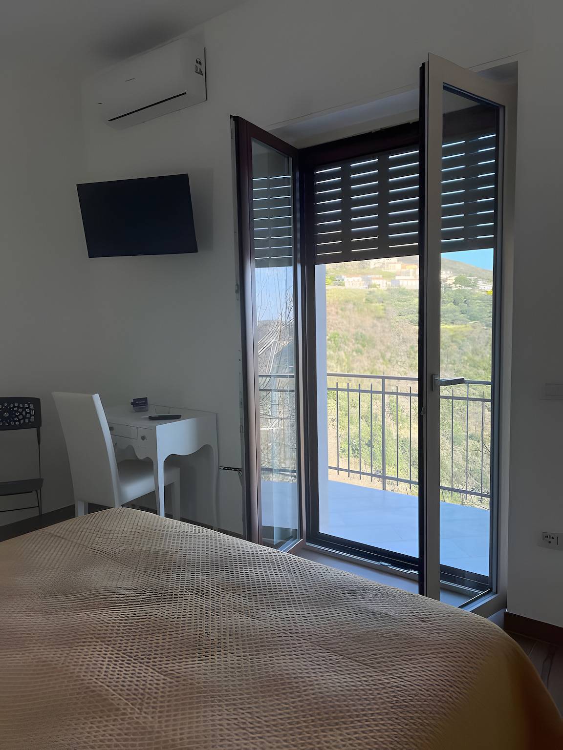 Camera 'Camera Gialla Vista Mare e Monti' con Vista Mare, Wi-Fi e Aria Condizionata in San Mauro Cilento, Cilento