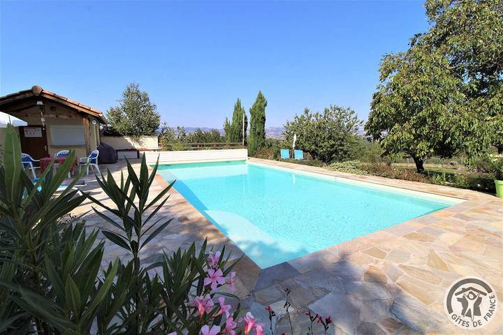 Gîte pour 5 personnes, avec Terrasse ainsi que Jardin et Piscine