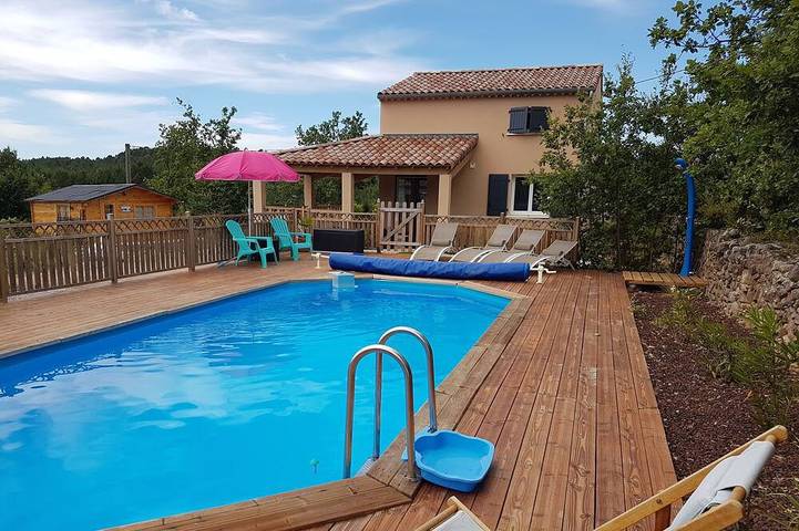 Location de vacances pour 6 personnes, avec piscine ainsi que jardin et balcon à Payzac (Ardèche)