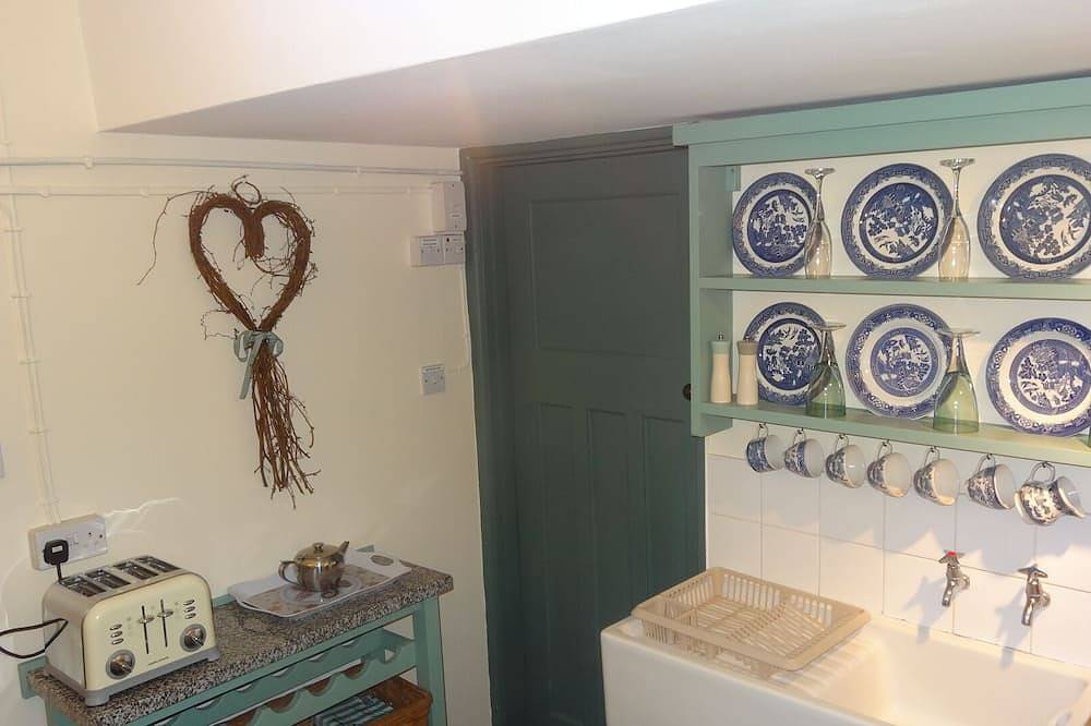 A Delightful 19th Century Beamed Cottage In Trevone Bay, 3 Mins From The Beach in Trevone, Cornwall
