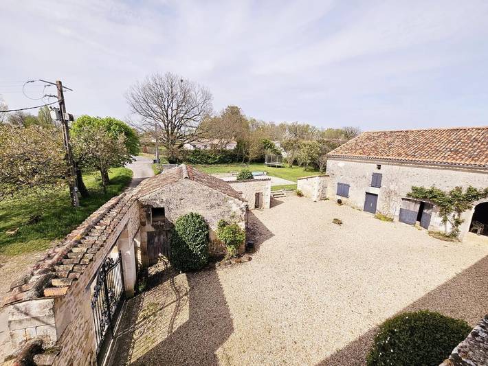 Location de vacances pour 13 personnes, avec jardin et piscine à Saint-Simeux