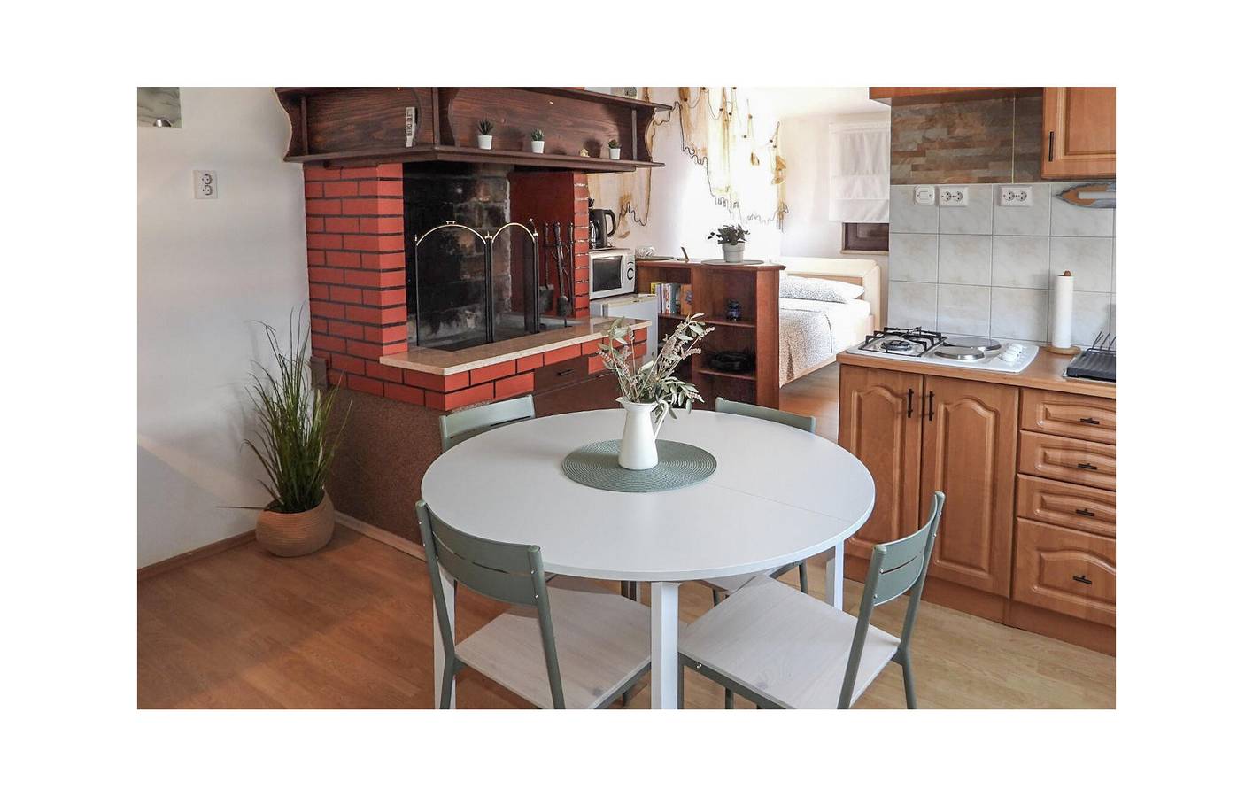 Ganze Ferienwohnung, Charmantes Apartment mit Terrasse, 2,5 km vom Strand entfernt und mit kostenlosen Parkplätzen in Valbandon, Südküste Istrien
