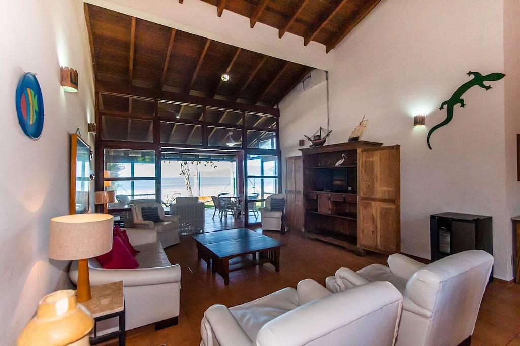 Im Sand, Vor Dem Meer. Ereignisse! Jahreszeit!Klimaanlage!Wifi und Sky! in Caraguatatuba, Região Metropolitana do Vale do Paraíba e Litoral Norte