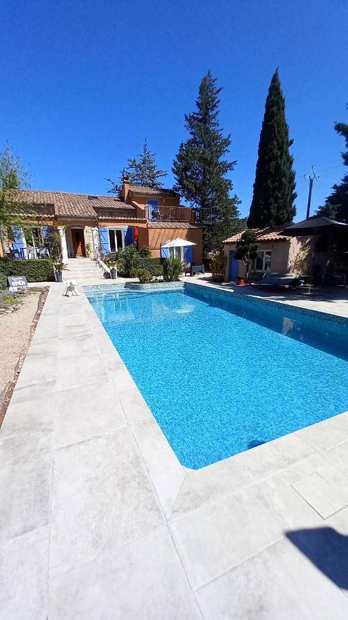 Location de vacances pour 4 personnes, avec Jacuzzi et Terrasse ainsi que Jardin et Piscine à Bosc