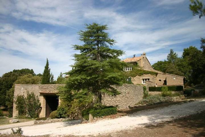 Gîte pour 5 personnes, avec terrasse ainsi que piscine et jardin, animaux acceptés