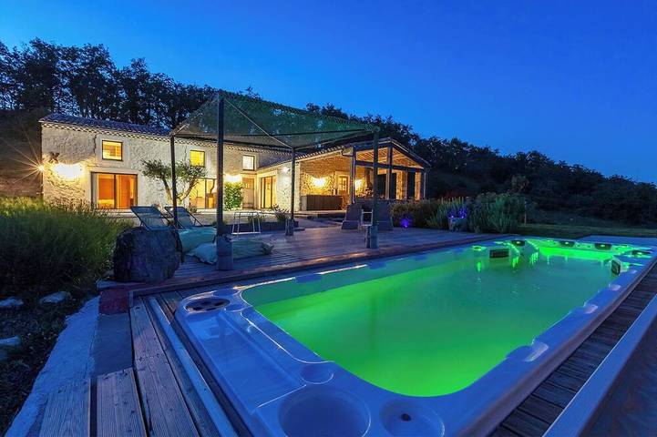 Location de vacances pour 8 personnes, avec jacuzzi ainsi que jardin et terrasse, animaux acceptés à Aleyrac
